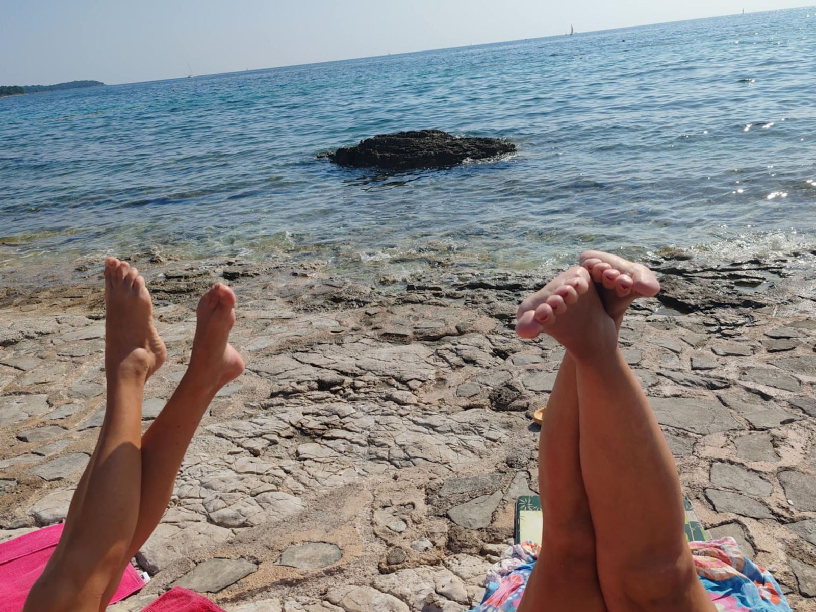 Sproščen počitek na skalnati plaži ob morju