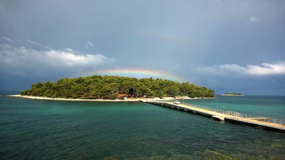 Koversada — otok z mavrico